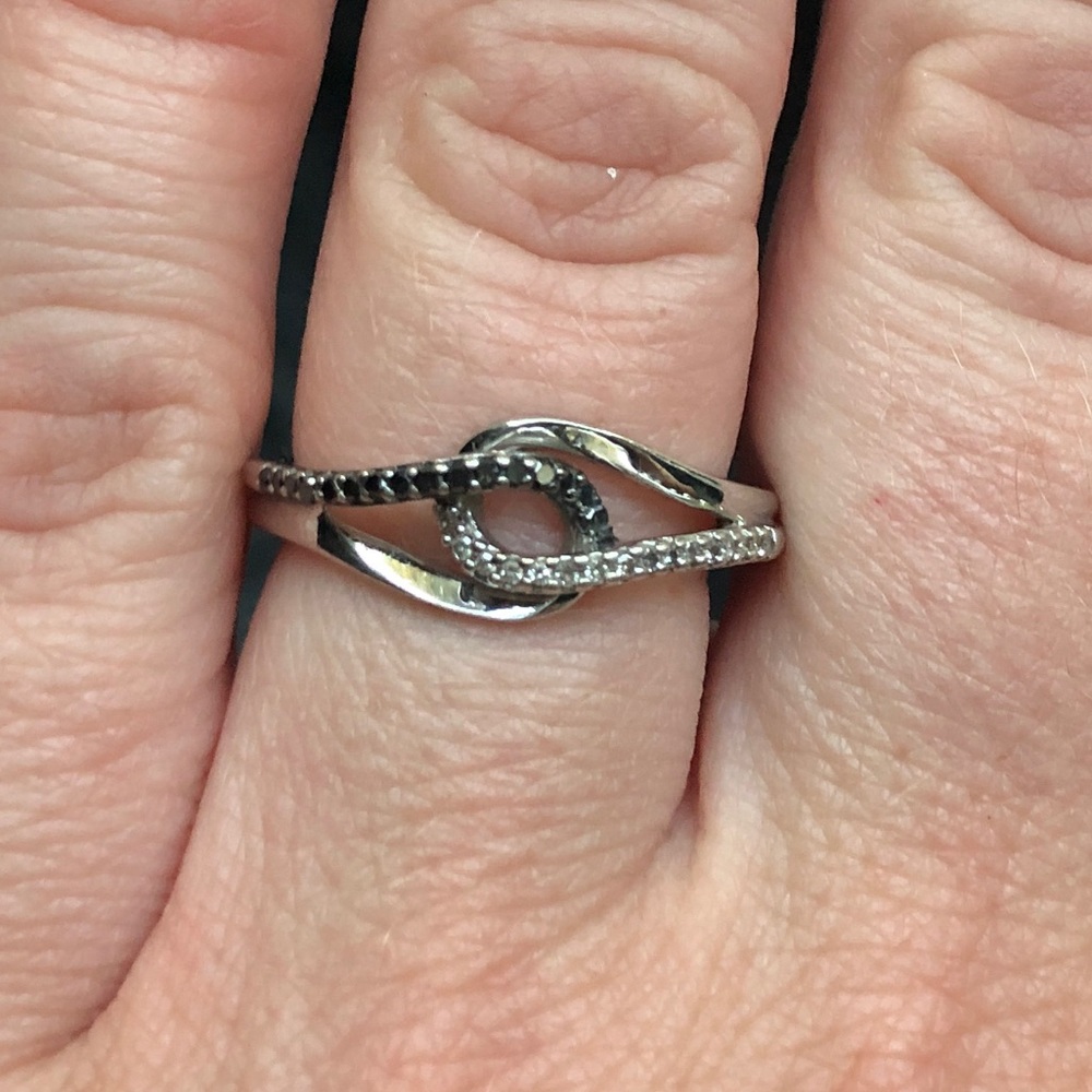 ✨✨ White and black diamond ring! Size 7 ✨✨